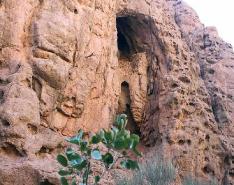 غار پهلوان و دره تنگه تیگاب