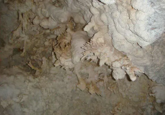 غار قندیلی شیر بند دامغان