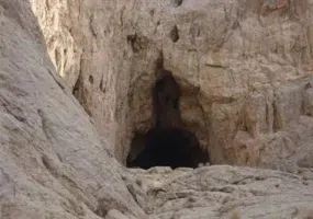 غار ها و پناهگاه های قلعه بزی شهرستان مبارکه