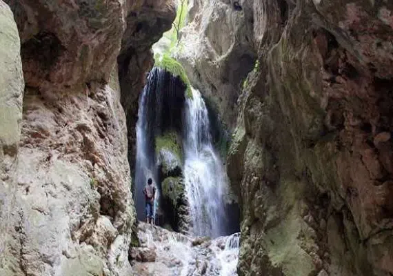 آبشار آق سو، آبشاری پله ای و خزه ای