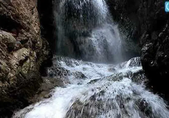 آبشار آق سو، آبشاری پله ای و خزه ای