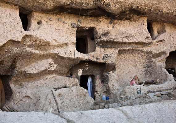 روستاي صخره ای کُرُم، تجربه حمام آب معدنی در دل کوه