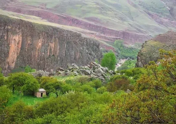 آبشار کالاش، باغ امینی