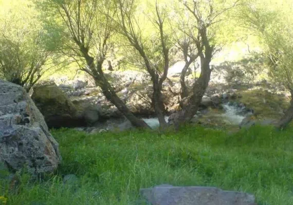 آبشار دگاهی، آبشاری در دل کوهستان