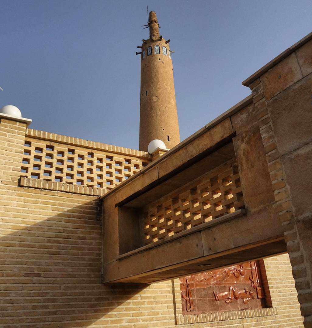 مناره گلپایگان، فانوسی در پهنه صحرا