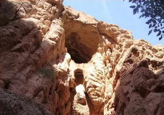 غار پهلوان و دره تنگه تیگاب