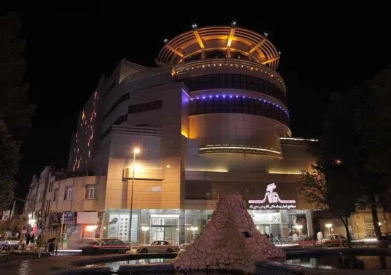 مجتمع تجاری تفریحی سیرنگ، تنها رستوران گردان استان قم