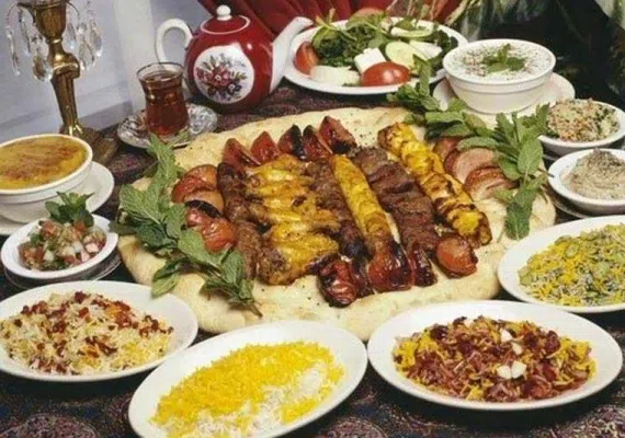 مجتمع تجاری تفریحی سیرنگ، تنها رستوران گردان استان قم