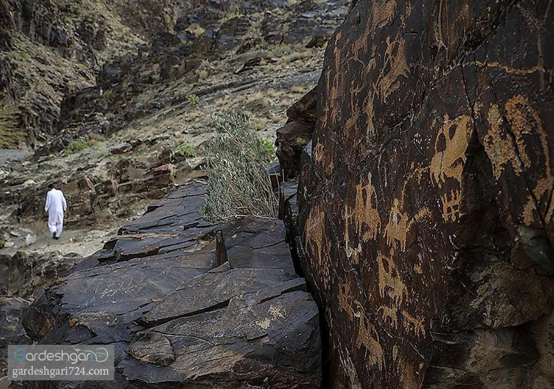 پالیزوک، آبشاری در دره ی سنگ نگاره های کهن